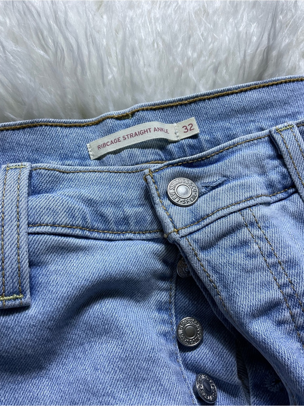 Levi’s Ribcage Straight Ankle Women's Jeans in All Alone Clean - Picture 2 of 6